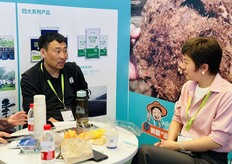 Ms. Xu Lili from Shanghai Songjiang Yangtze River Delta Flower Science and Technology Innovation Industrial Park. Shanghai Songjiang Yangtze River Delta Flower Science and Technology Innovation Industrial Park is a production and service integrated flower trade complex integrating production and processing, trade logistics, warehousing cold chain, industrial services, exhibitions, and festivals.